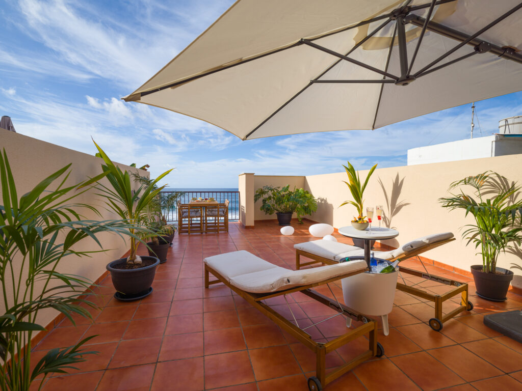 Giraud II – Beachfront Duplex, Pool & 46 m² Sea-View Terrace